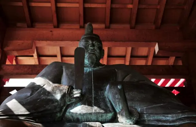 曾經是日本三大怨靈之一，現今是學問和藝能之神的菅原道真雕像