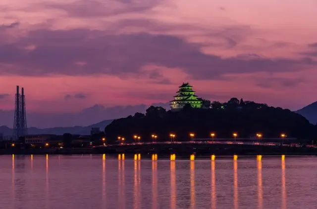 海と松の絶景を望む唐津城の観光ガイド