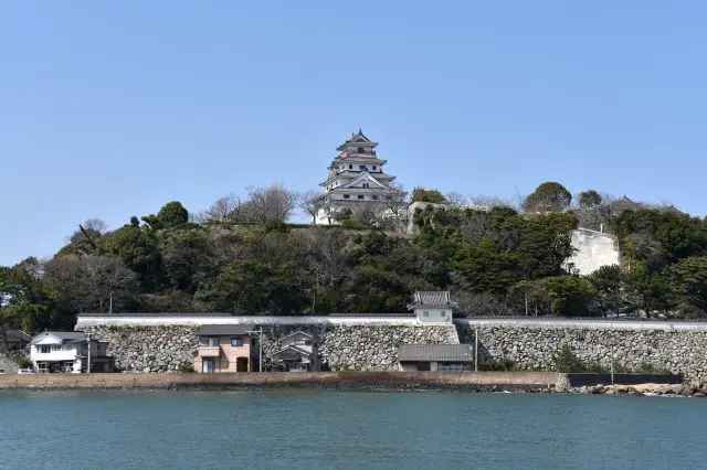 海に浮かぶように見える「唐津城」