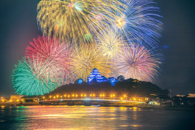 九州花火大会開催時の「唐津城」