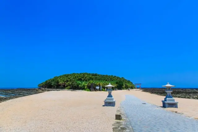 「青島神社」へ向かって歩くだけでも、美しい景色が見られる