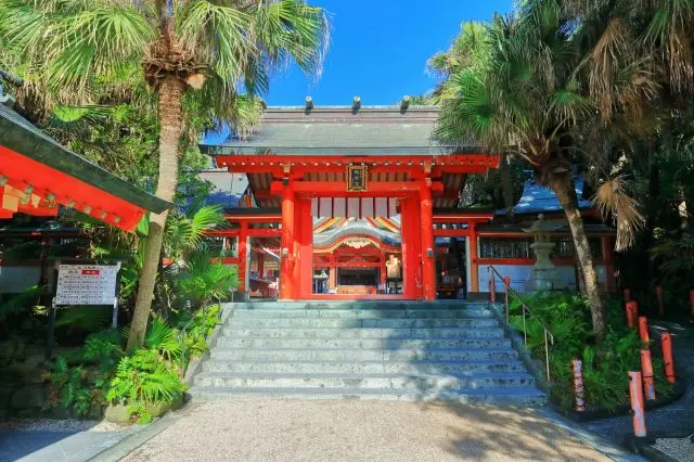 亜熱帯植物が境内に生い茂る様子は他にはない光景だ