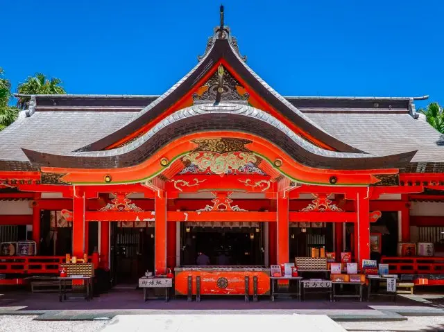 鮮やかな朱色と青空とのコントラストが美しい本殿