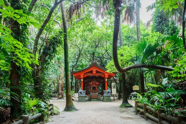 まるでジャンルグルの中にあるような「元宮」