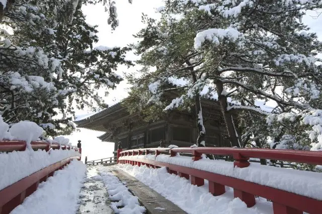 雪が降り積もる、静謐で厳かな空間も魅力的