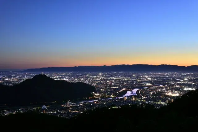 從展望台望去，夕陽下的岐阜市街景