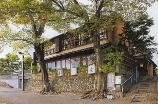 長良川と金華山を望みながら食事がたのしめる昔ながらの趣ある料亭