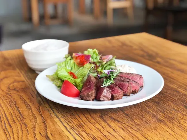 大きな窓からたっぷり光が注ぐ、開放感あふれるカフェダイニング