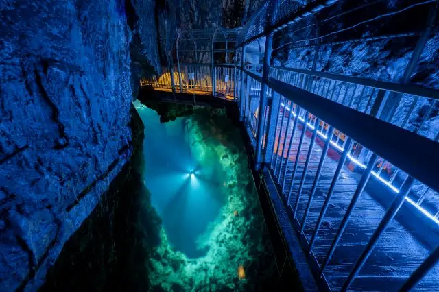 能欣賞到有「龍之藍（Dragon Blue）」之稱的美麗的湛藍色湖面