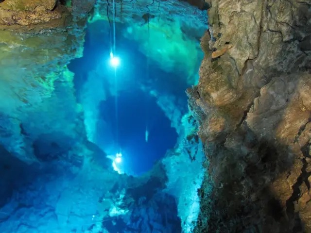 由地底湖與燈光交織而成的絕美漸層絕對不容錯過