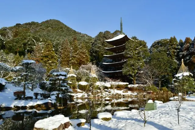 雪化粧した美しい「瑠璃光寺五重塔」