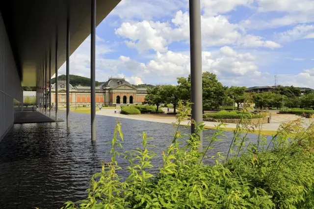 漫步各個區域，盡情享受戶外展示的樂趣吧