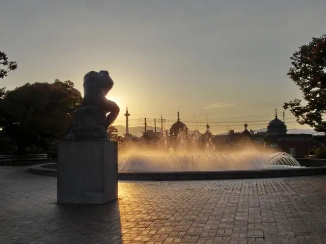 從咖啡館內也能眺望到羅丹的雕刻作品《沉思者》