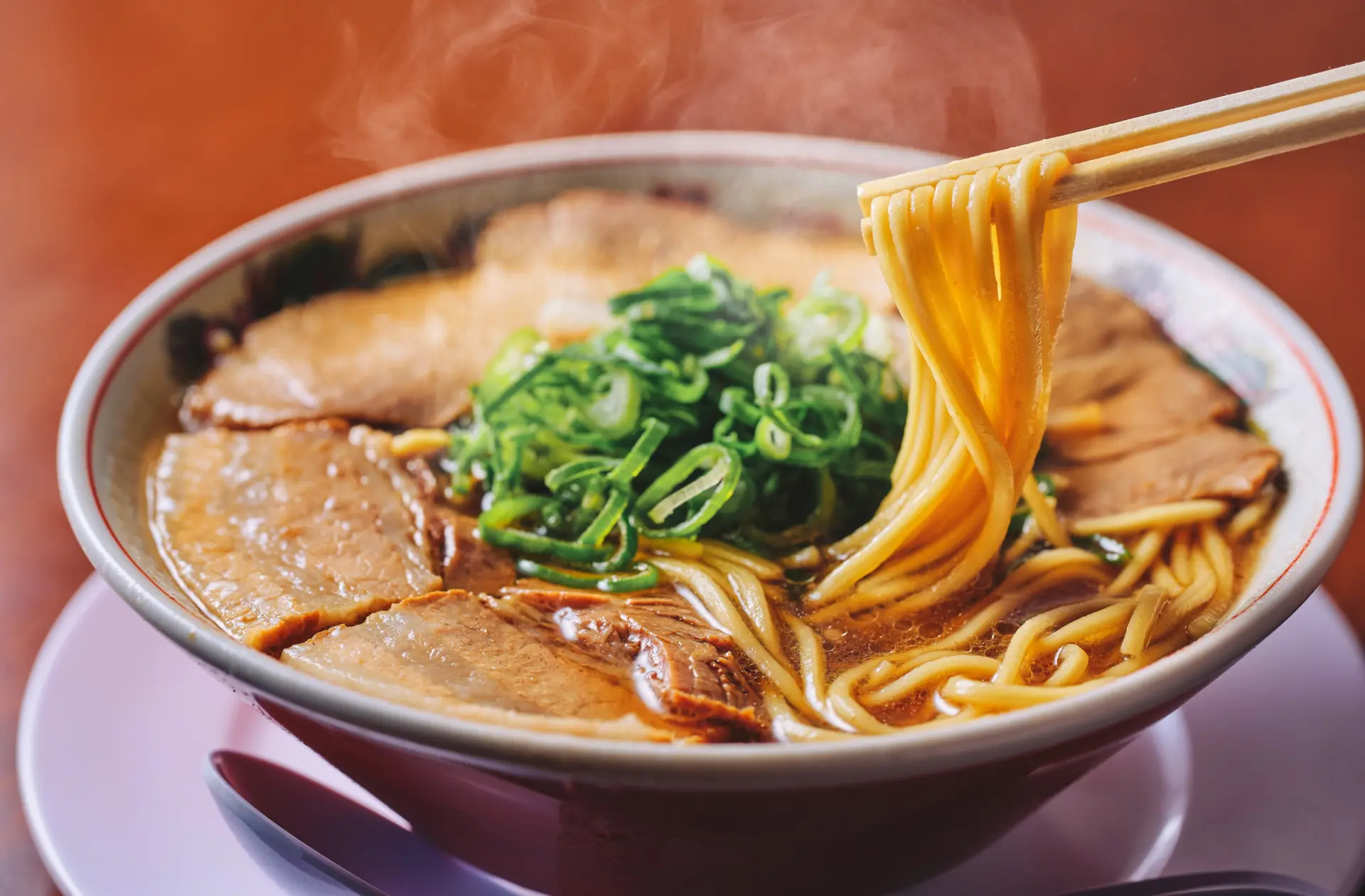 早朝から行列のできる京都の老舗人気ラーメン店