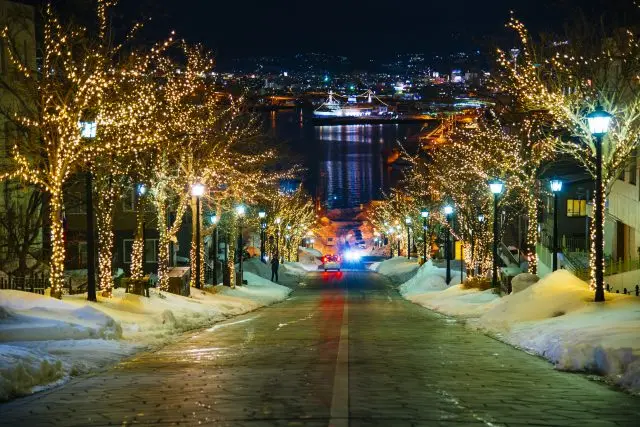 美しく光り輝く「八幡坂」