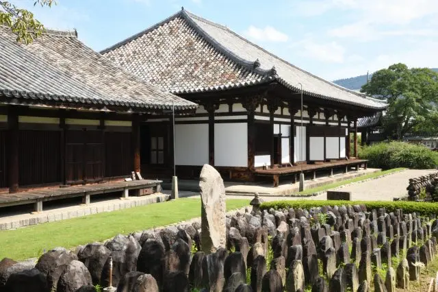 飛鳥時代の瓦も残る本堂・禅室の屋根は見どころのひとつ