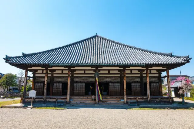 正面が妻側になっているのも見どころのひとつ「元興寺極楽堂（極楽坊本堂）」