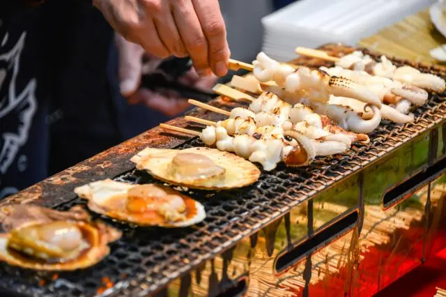 海鮮をその場で焼いたグルメを食べ歩きで楽しめる