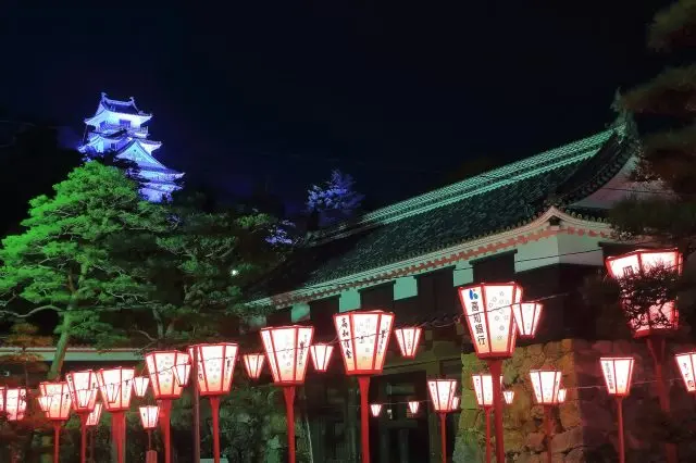 夜になると異なる表情を見せる高知城の天守