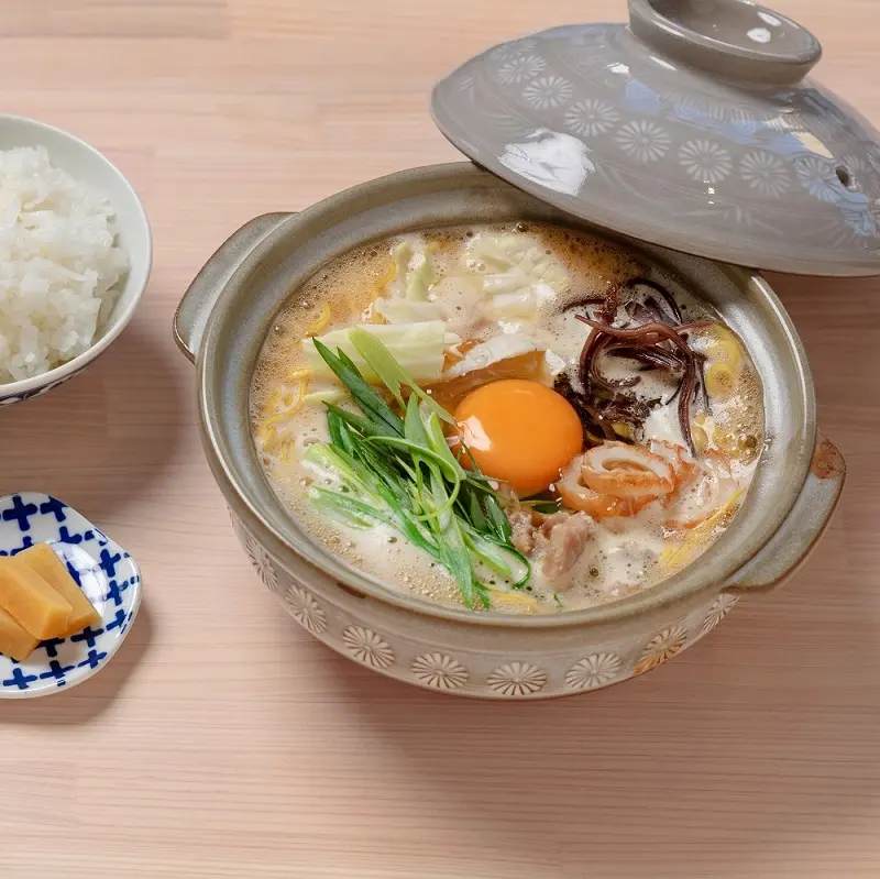 親鳥の豊潤なコクと魚介のうまみを堪能！最後まで熱々の土鍋で味わうラーメン