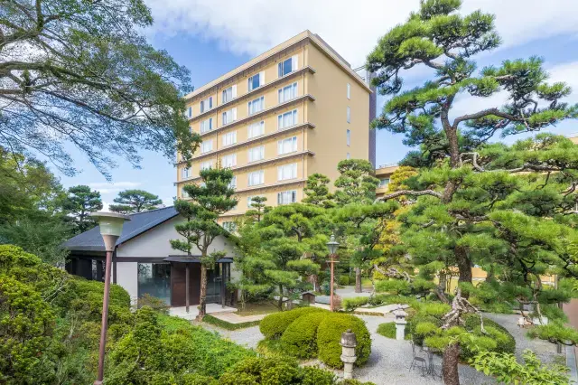 筆山・鏡川・日本庭園の3つの緑に包まれた高知の天然温泉旅館
