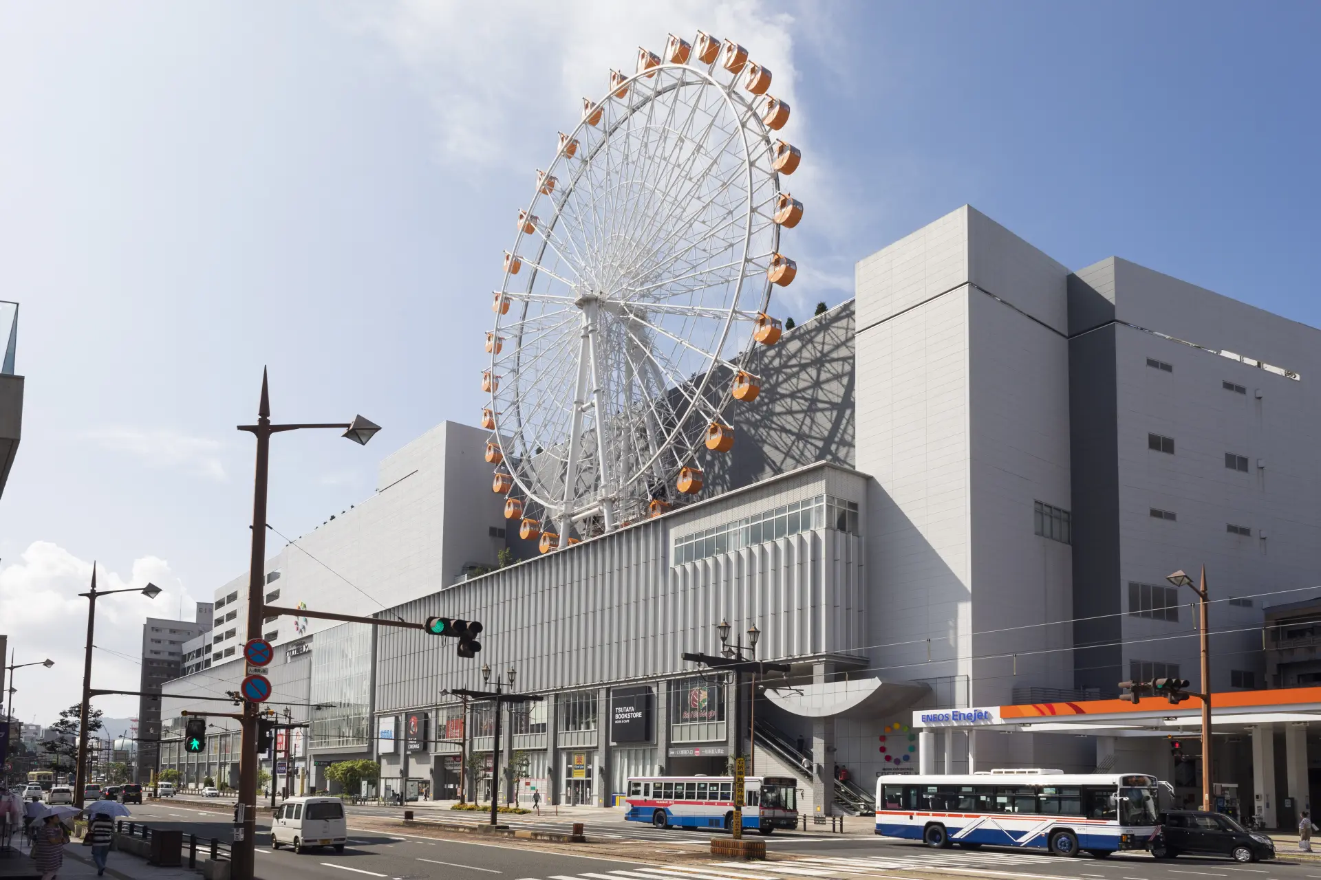 観覧車がシンボルのエンターテインメント型複合商業施設