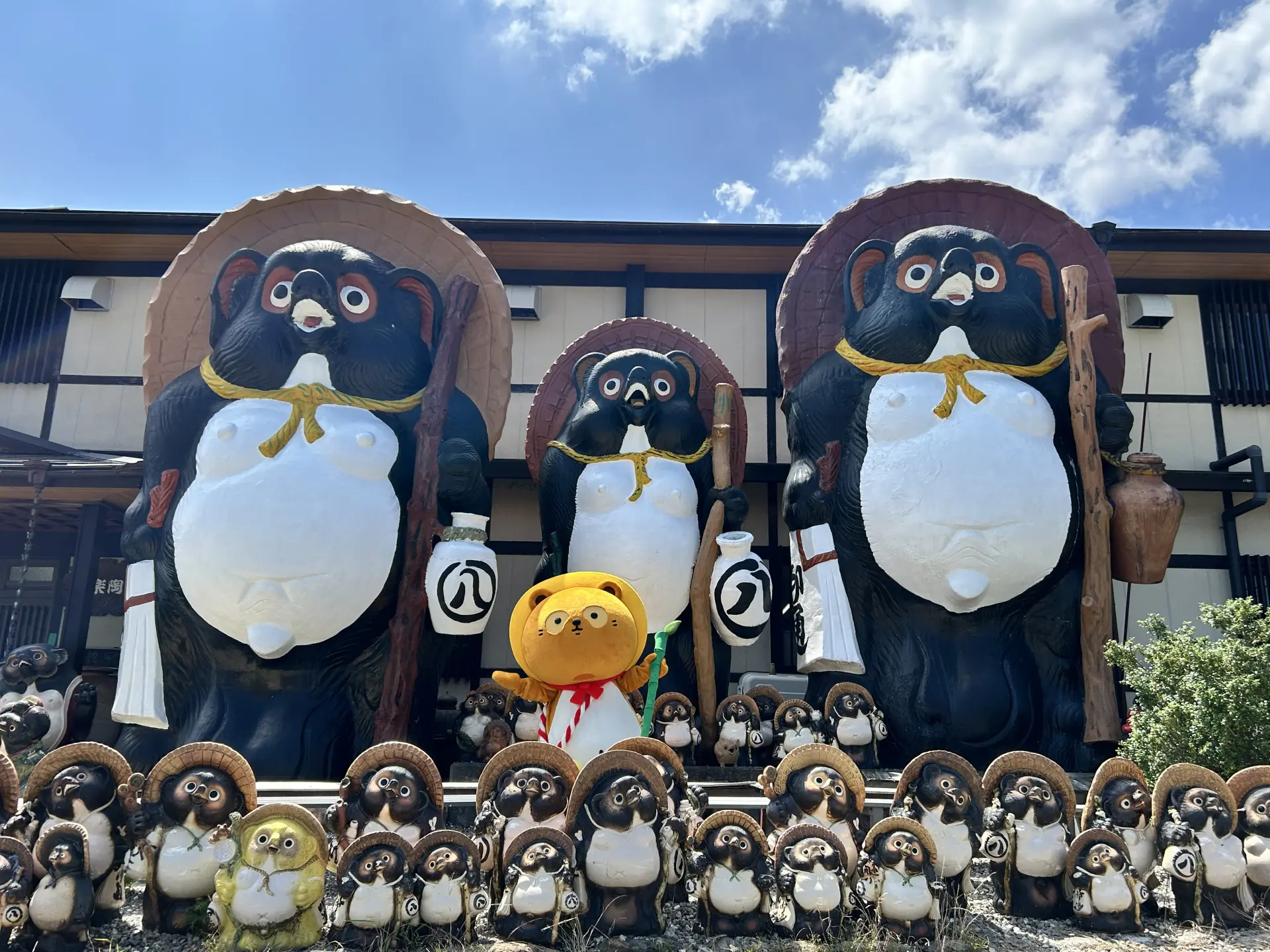高約5公尺的巨大狸貓像在入口處迎接
