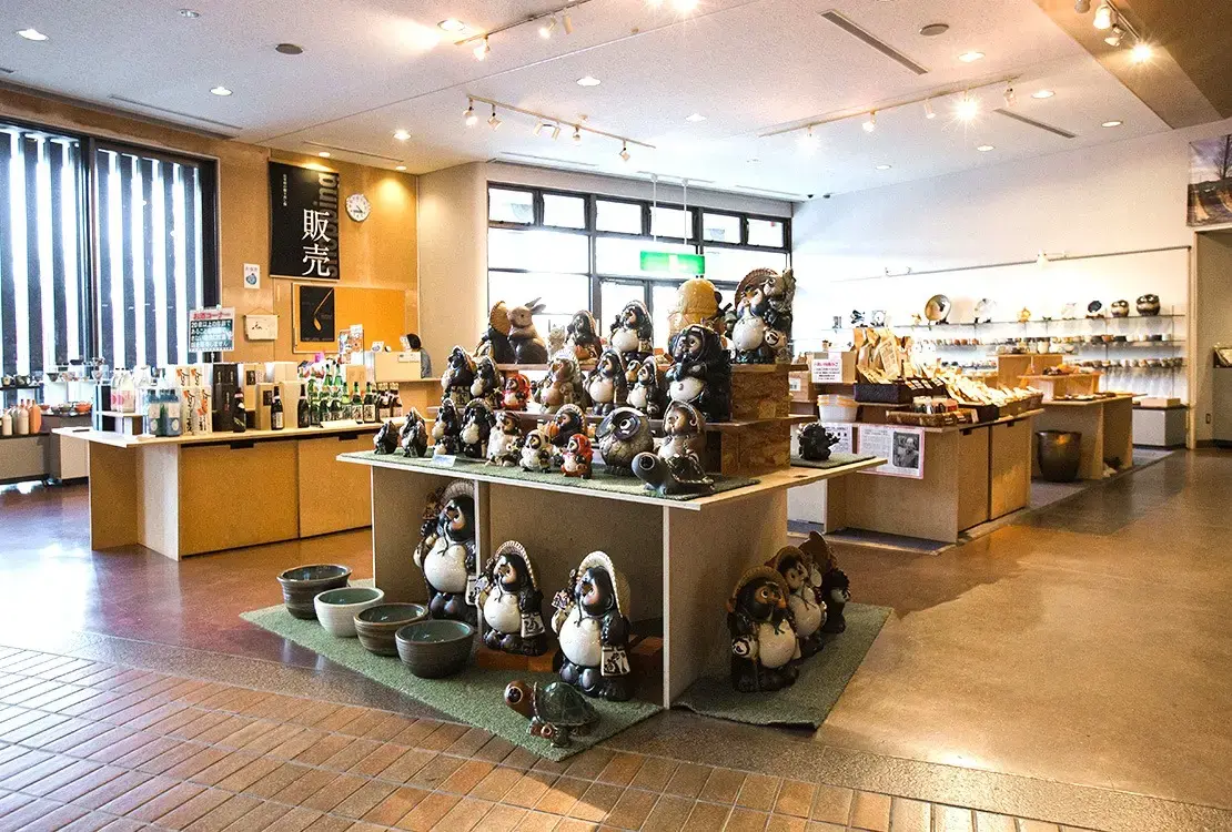 賣店&藝廊「信樂產業展示館」