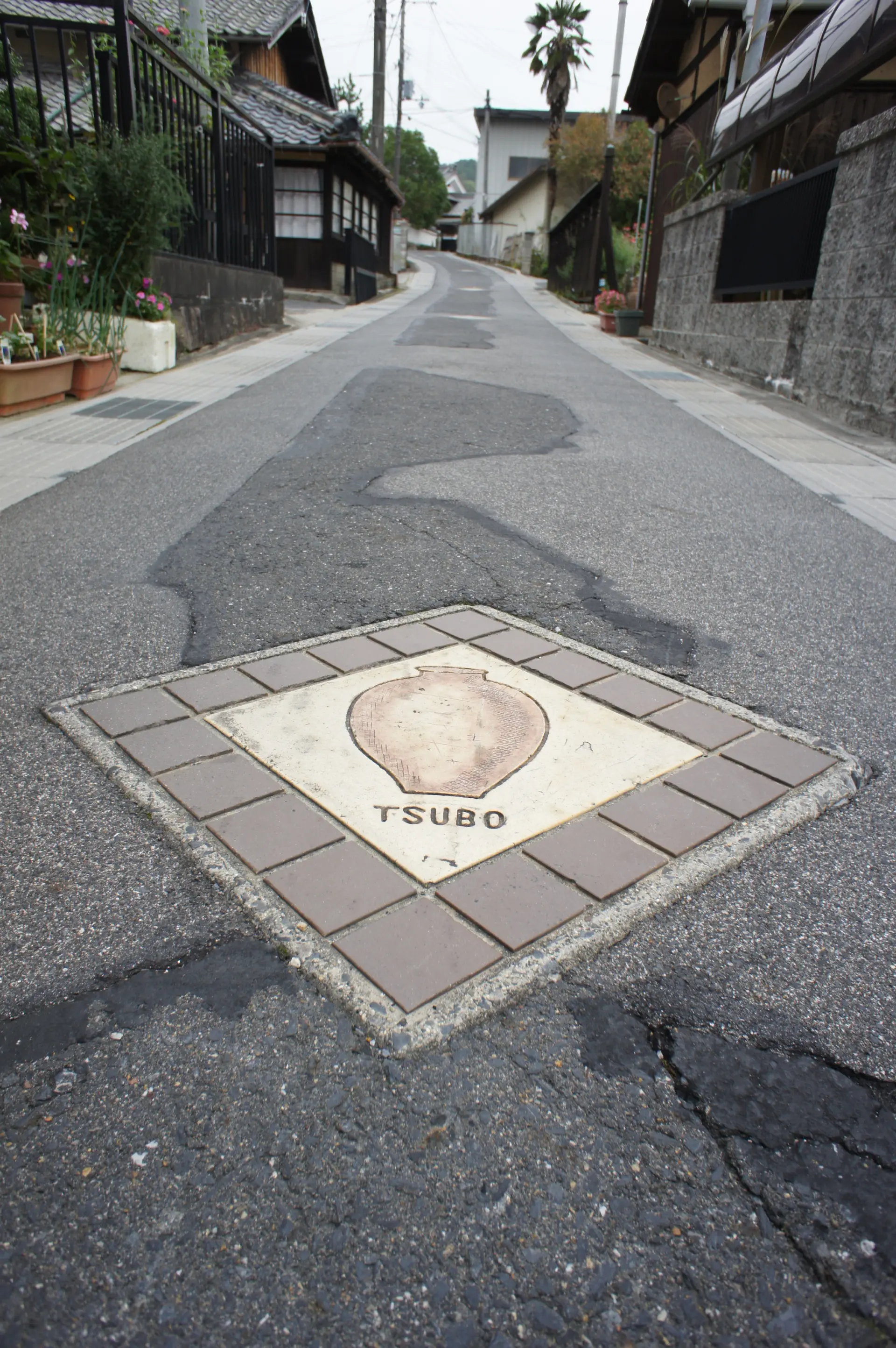 地面上嵌有信樂燒陶板