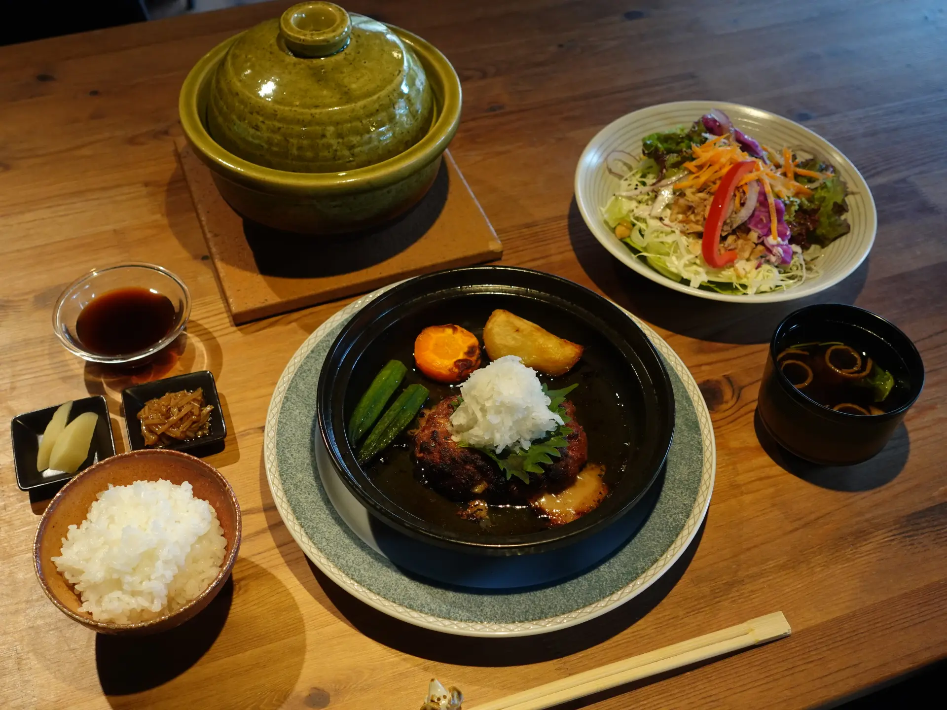 烤得鬆軟誘人的「蘿蔔泥漢堡排套餐」
