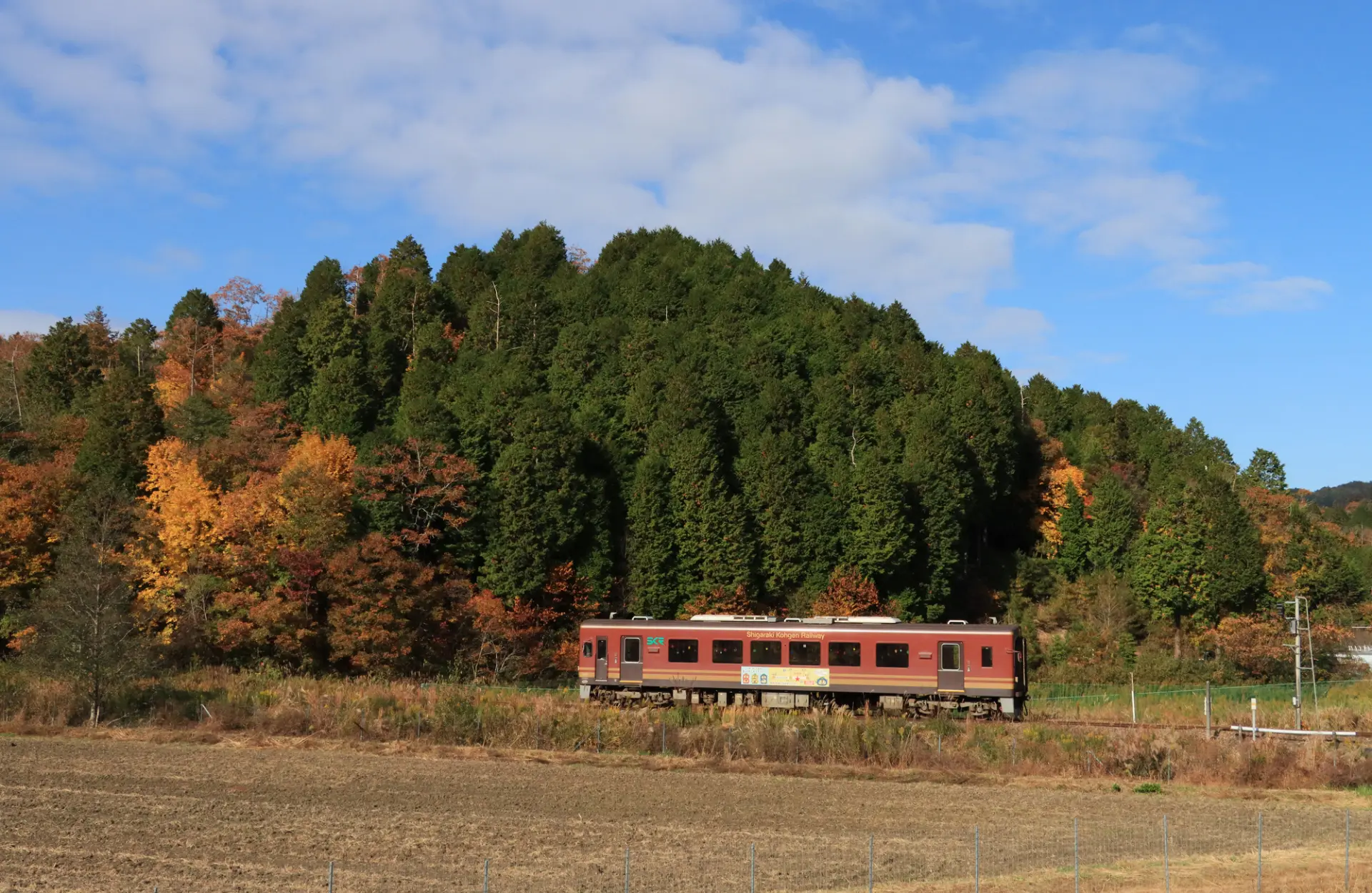 行駛於信樂高原鐵道「勅旨」站附近的SKR401列車