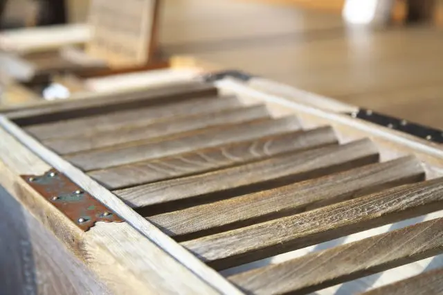 埋め込まれた賽銭箱が落とし穴に変わる（画像はイメージです）