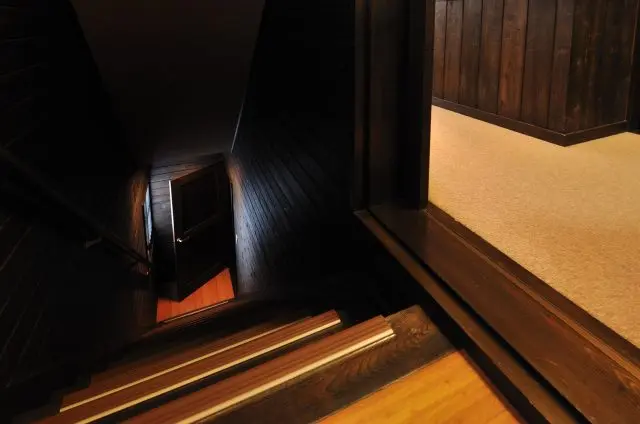 大人もワクワクする隠し階段（画像はイメージです）