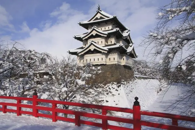 春に限らず歴史的建造物と自然が織りなす絶景を楽しめる