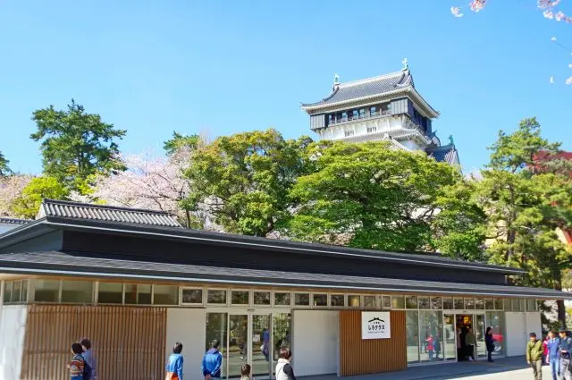 适合在玩乐途中稍作休憩的「城堡露台」