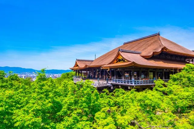 本堂前懸空的「清水舞台」是清水寺最知名的代表性景觀