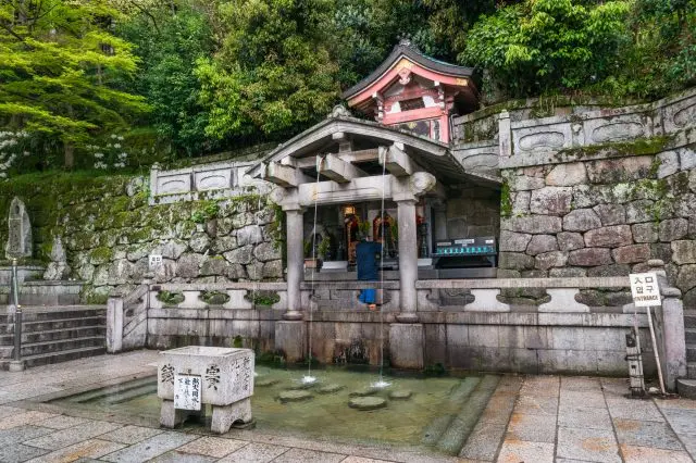 體驗一下默默地許下願望，並用勺子喝水的儀式也非常有趣