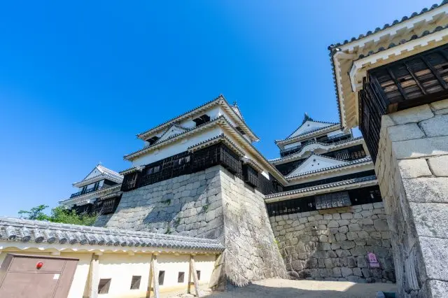 江戸時代から現存する難攻不落の城・松山城の観光ガイド