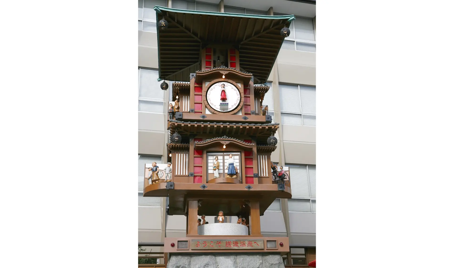 小説「坊っちゃん」の登場人物が音楽にあわせて登場するカラクリ時計