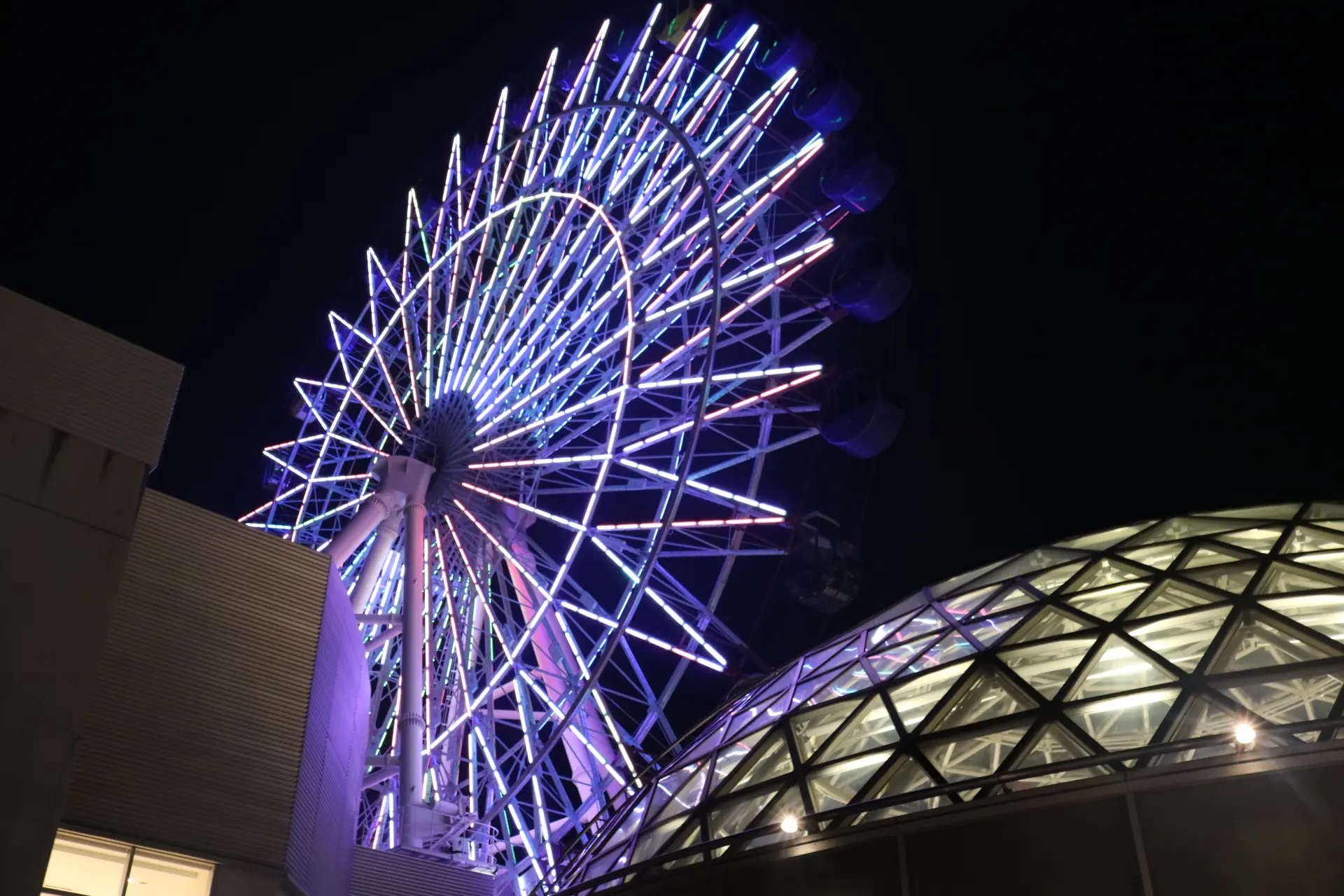 空中浮遊のような感覚を楽しめる、シースルーゴンドラが人気