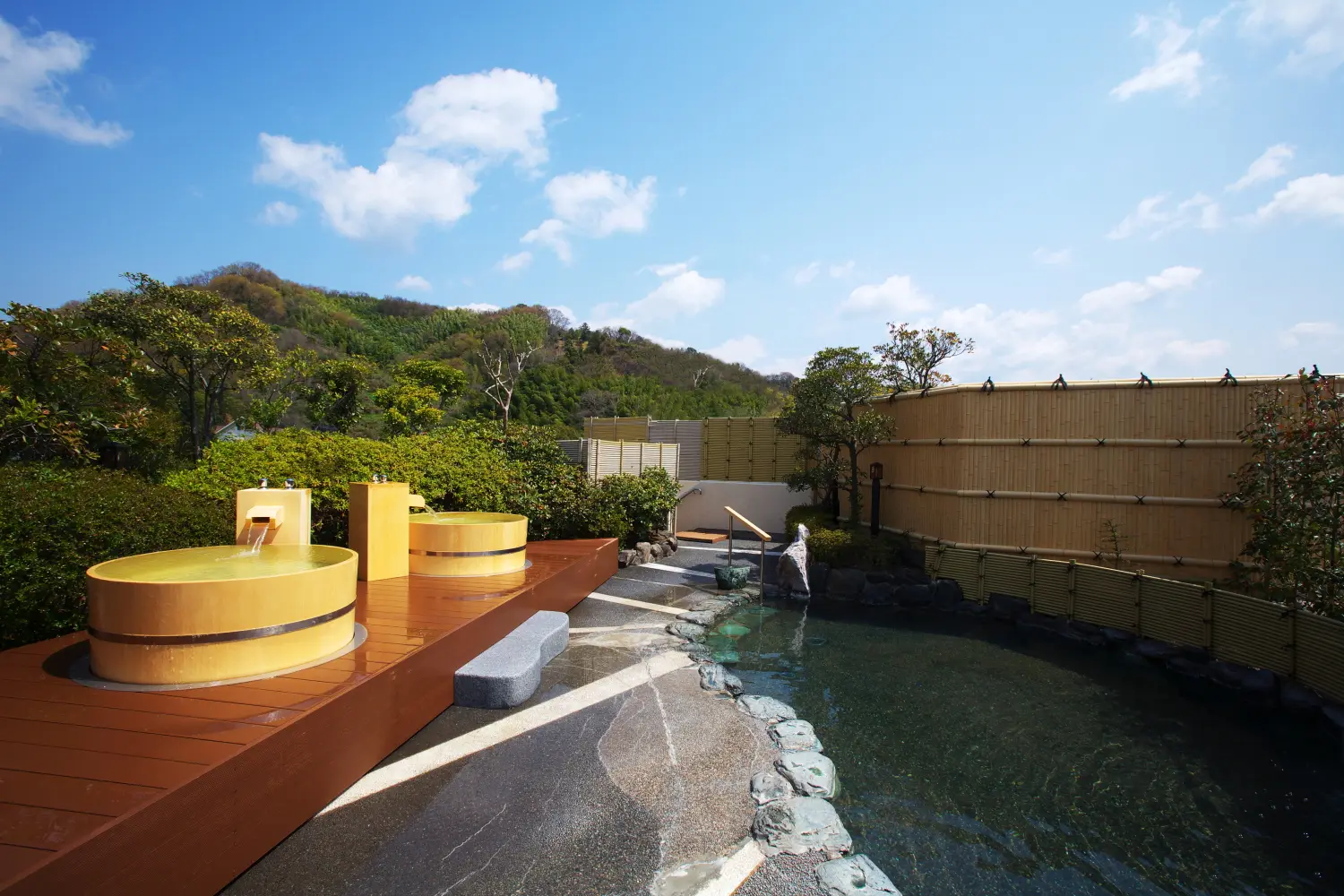 道後温泉初の露天風呂を備えた温泉宿