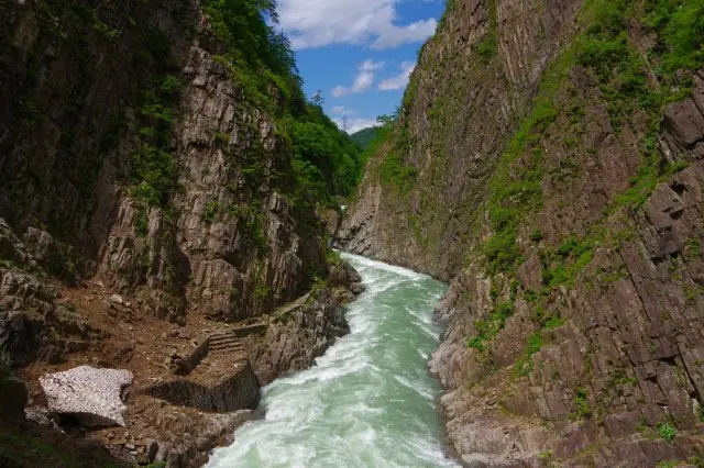 見事な柱状節理は見どころのひとつ
