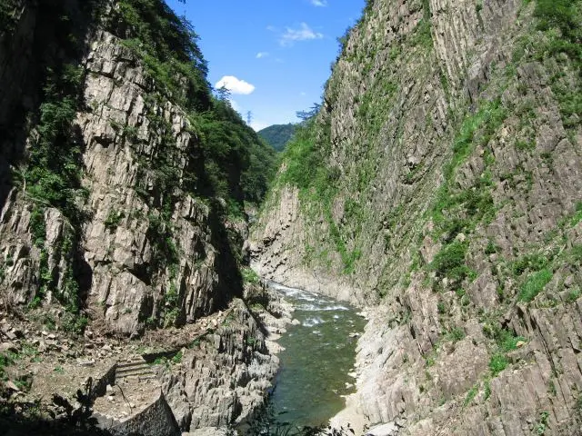 柱状節理と周囲の自然が織りなす美しい絶景