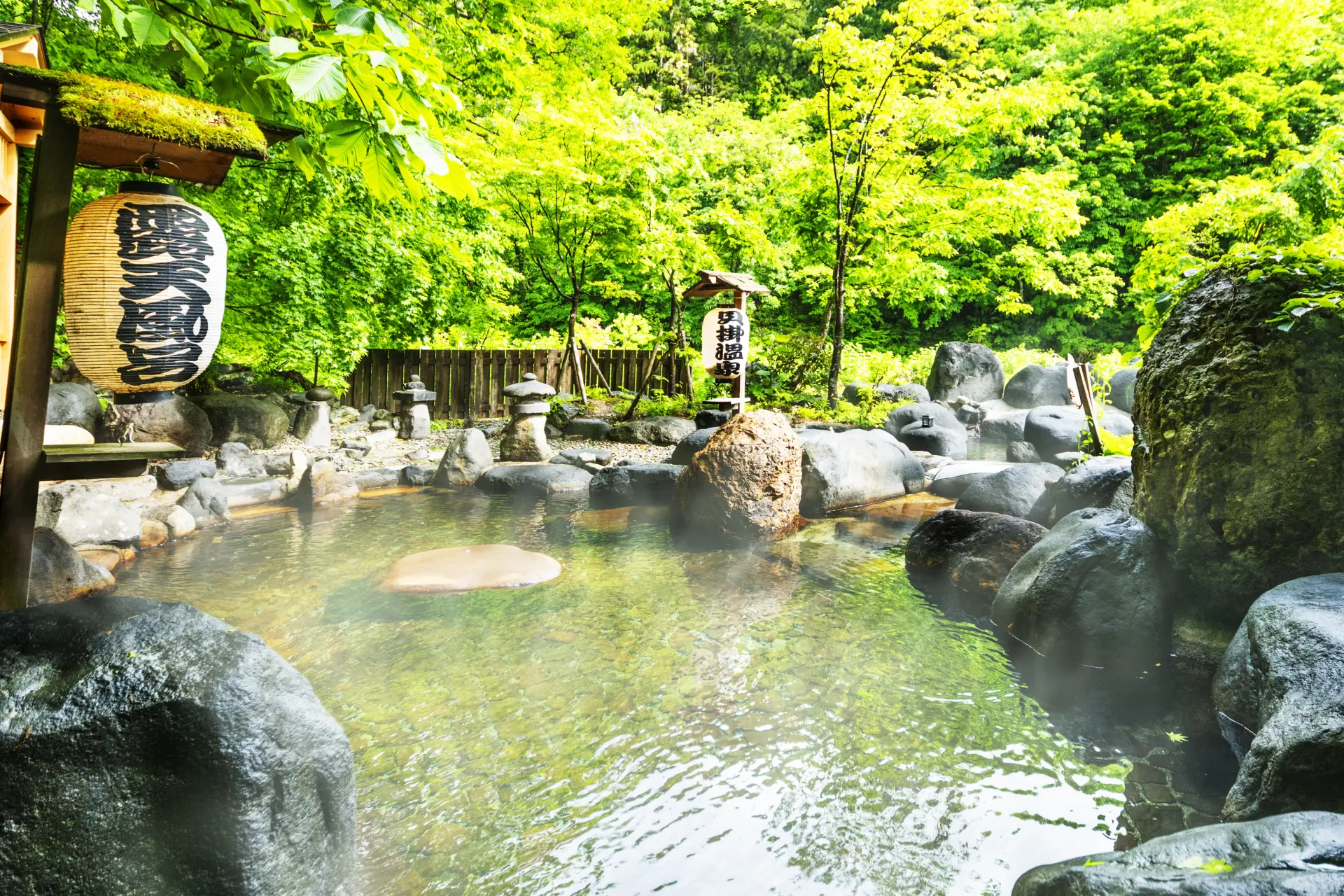 「目の温泉」として知られる日本でも珍しい温泉が、源泉かけ流しで楽しめる秘湯宿