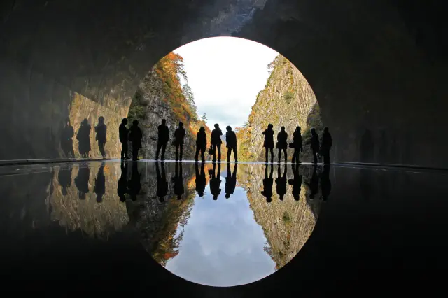 秋季的清津峽溪谷隧道：自然美與藝術和諧共存，獨一無二的唯美空間