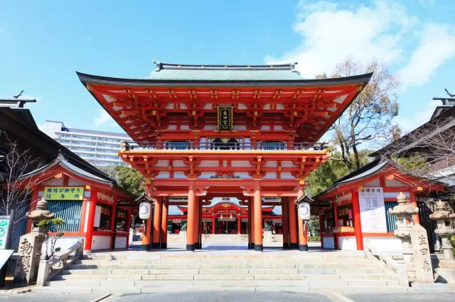 鮮やかな朱色が美しい「楼門」