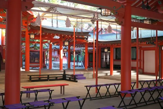 神事が行われる拝殿で神聖な雰囲気をゆっくり味わおう