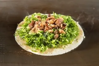 神戸名物「すじ肉」が自慢のお好み焼き店