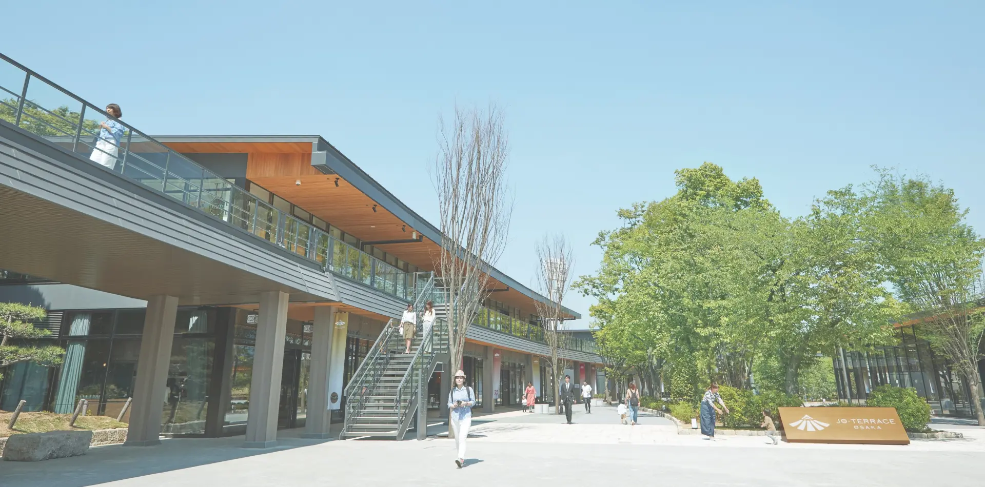 多彩な飲食店が集まる大阪城公園のエントランスエリア