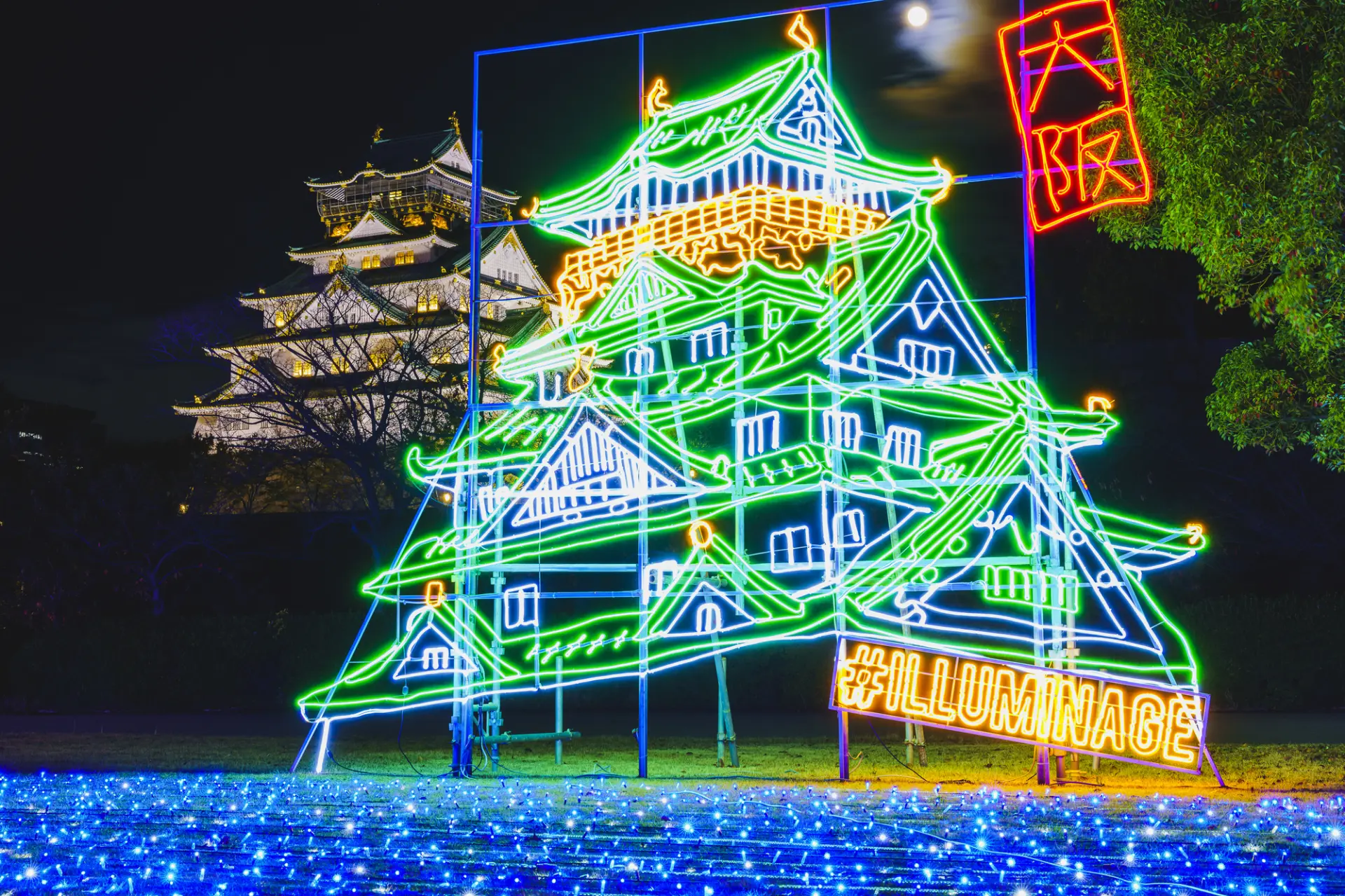 LEDアートの天守閣と実物の天守閣